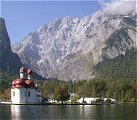 Das Bild zeigt St. Bartholom am Knigssee. Im Hintergrund die Watzmann Ostwand. (Quelle Wikipedia, GNU-Lizenz)